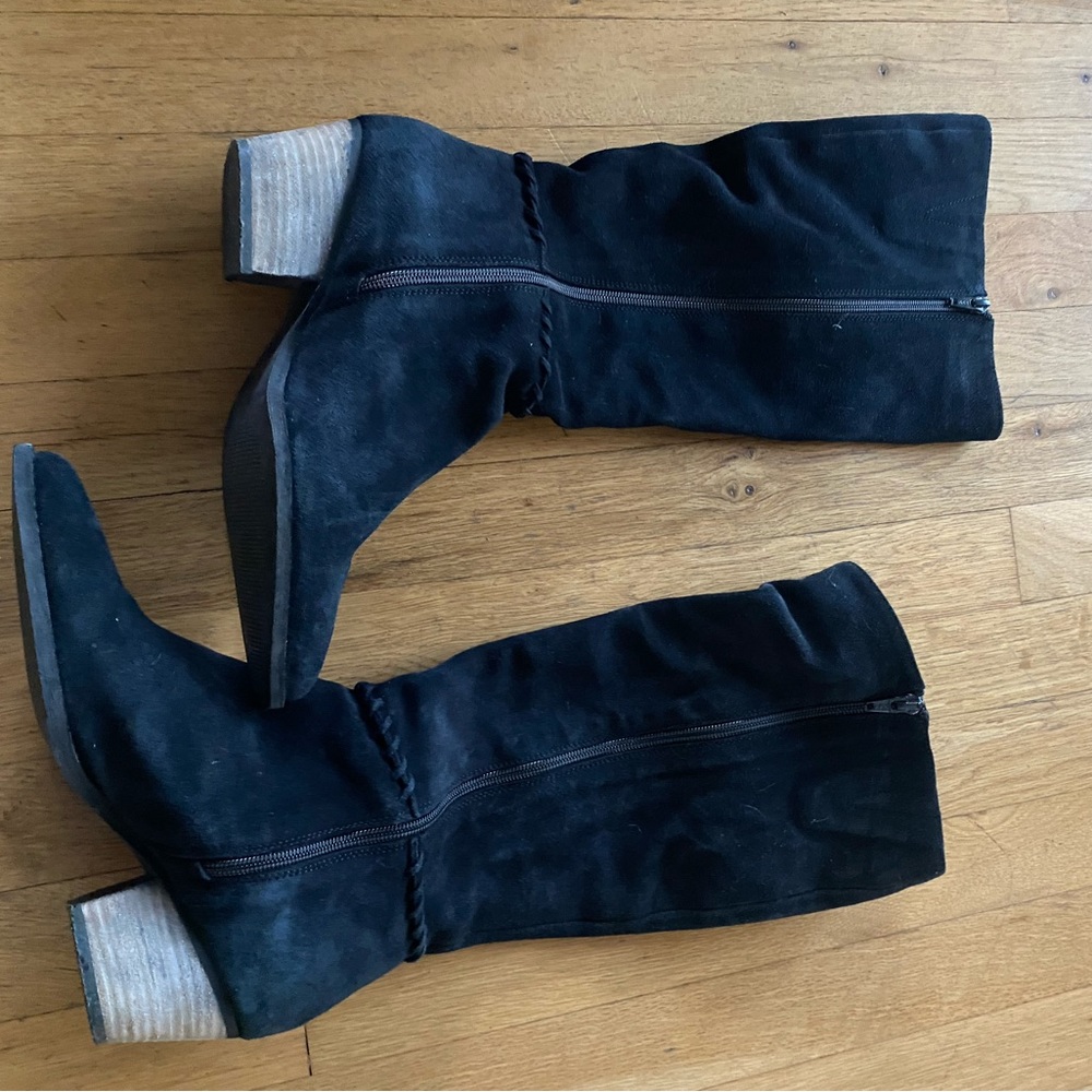 Black suede knee boots by Matisse